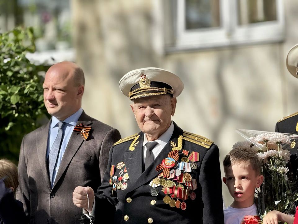 Игорь Михеев: У дома ветерана прошёл парад в честь Дня Победы, посвящённый капитану 1-го ранга в отставке Хромову Алексею Николаевичу Игорь Михеев: У дома ветерана прошёл парад в честь Дня Победы, посвящённый капитану 1-го ранга в отставке Хромову Алексею Николаевичу