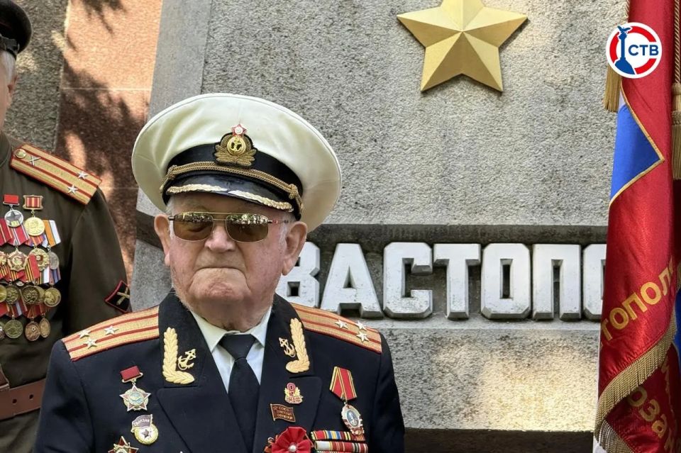 Севастопольцы несут цветы к Вечному огню Севастопольцы несут цветы к Вечному огню