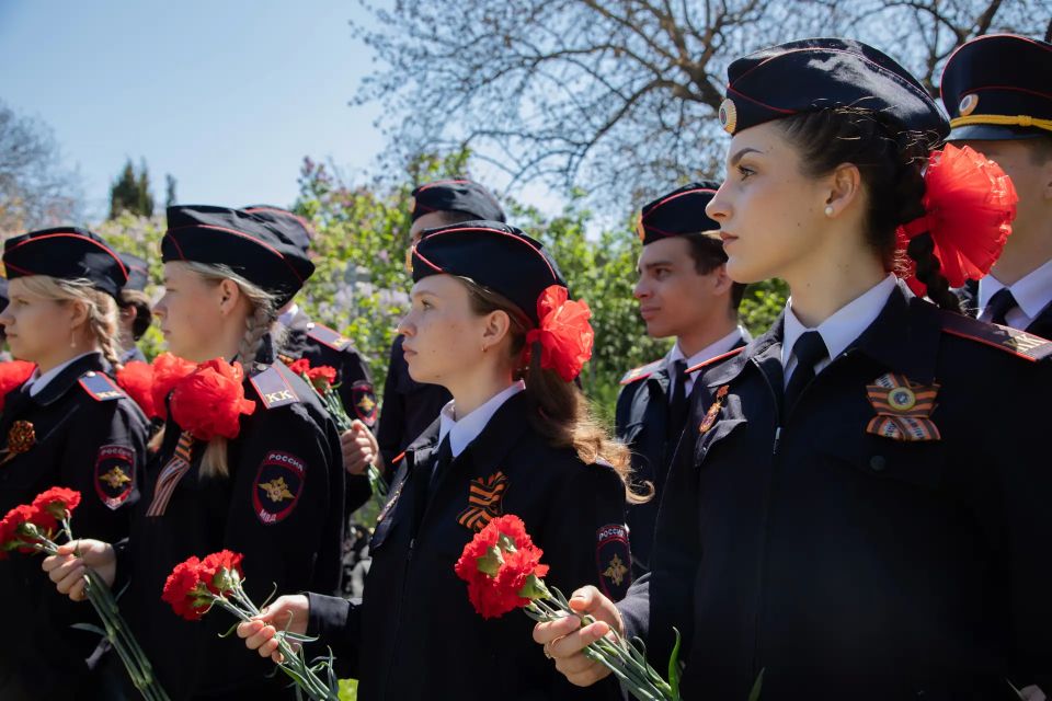 Севастопольские полицейские совместно с кадетами ОВД почтили память младшего лейтенанта милиции Петра Мыльникова в преддверии Дня Победы Севастопольские полицейские совместно с кадетами ОВД почтили память младшего лейтенанта милиции Петра Мыльникова в преддверии Дня Победы