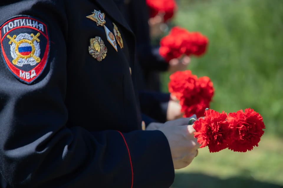 Севастопольские полицейские совместно с кадетами ОВД почтили память младшего лейтенанта милиции Петра Мыльникова в преддверии Дня Победы Севастопольские полицейские совместно с кадетами ОВД почтили память младшего лейтенанта милиции Петра Мыльникова в преддверии Дня Победы