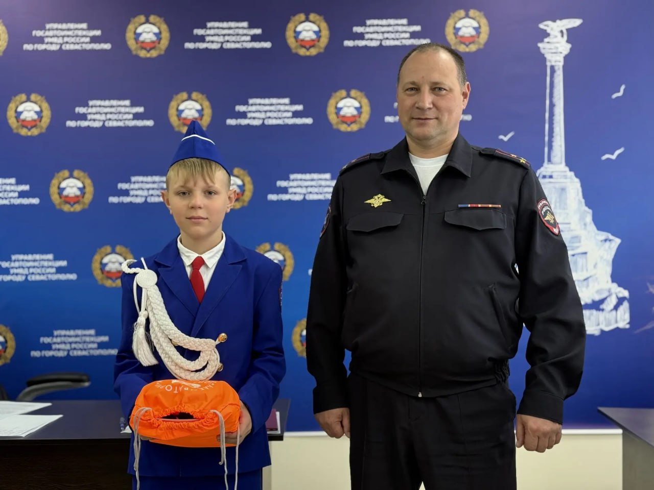 Сотрудники Госавтоинспекции Севастополя познакомили победителя конкурса «Видеооткрытка для автоинспектора» со своей службой Сотрудники Госавтоинспекции Севастополя познакомили победителя конкурса «Видеооткрытка для автоинспектора» со своей службой
