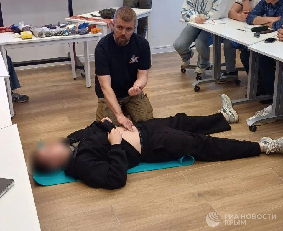 Сотрудничество, которое спасает жизни: волонтеры и бойцы СВО обучают севастопольцев тактической медицине Сотрудничество, которое спасает жизни: волонтеры и бойцы СВО обучают севастопольцев тактической медицине