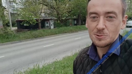 На городских улицах скашивают траву