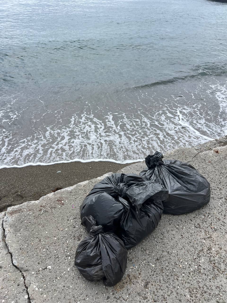 По мазуту в Крыму. В начале мая мы вместе с коллегами-волонтерами убрали точечные локальные выбросы на пляжах Севастополя, Гурзуфа и Алушты По мазуту в Крыму. В начале мая мы вместе с коллегами-волонтерами убрали точечные локальные выбросы на пляжах Севастополя, Гурзуфа и Алушты