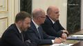 Владимир Путин призвал правительство уделять первостепенное внимание экономическому росту и устойчивому развитию