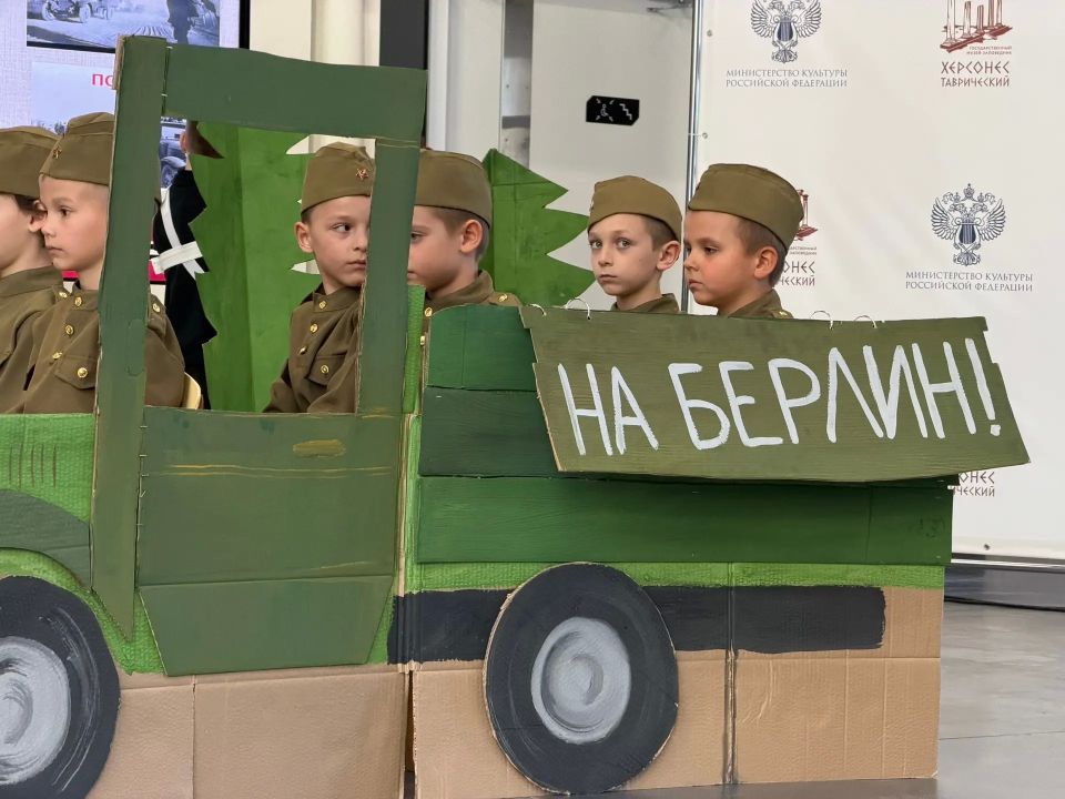 Юные севастопольцы исполнили легендарные песни в конкурсе инсценированной песни «Лети, Победы песня!» XVI городского патриотического фестиваля детского и юношеского творчества «Верность отцам – верность Отчизне» Юные севастопольцы исполнили легендарные песни в конкурсе инсценированной песни «Лети, Победы песня!» XVI городского патриотического фестиваля детского и юношеского творчества «Верность отцам – верность Отчизне»