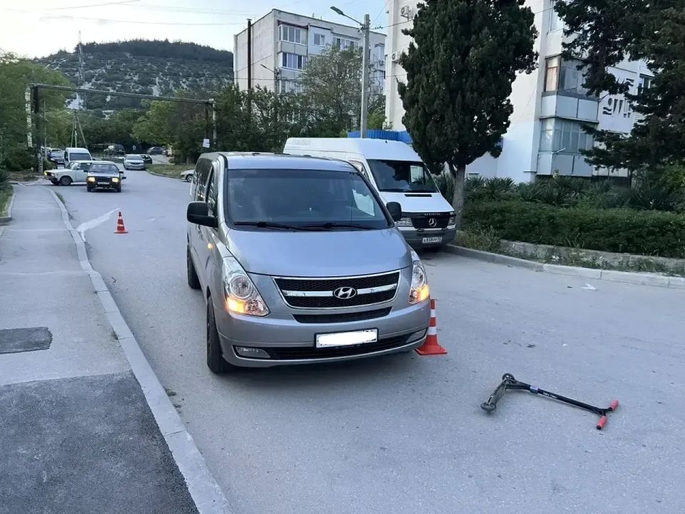 Госавтоинспекция Севастополя работает на месте ДТП с пострадавшим 10-летним водителем самоката