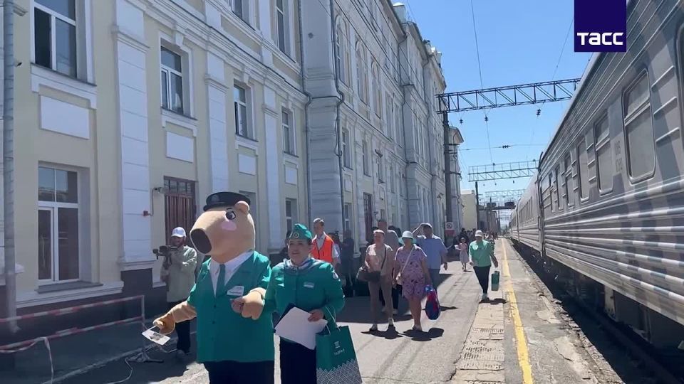 Первый поезд "Таврия" отправился из Оренбурга в Севастополь, на нем жители региона смогут добраться до городов Крымского полуострова без пересадок, передает корреспондент ТАСС