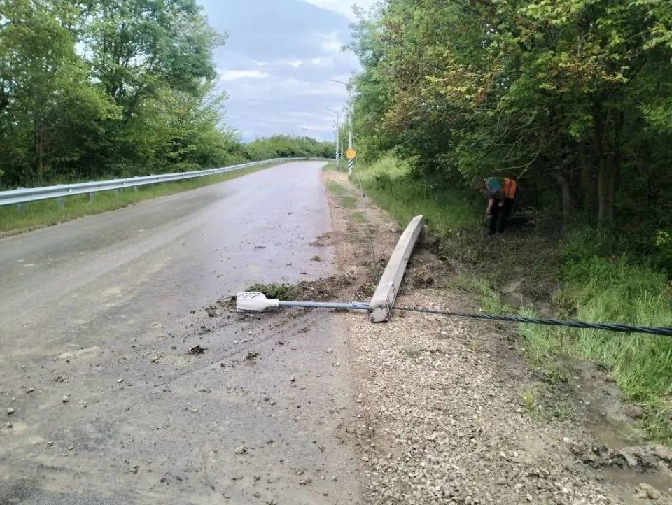 Горсвет: Внимание! Повреждены объекты наружного освещения на участке дороги по ул. Хромченко, в районе дома №56 в