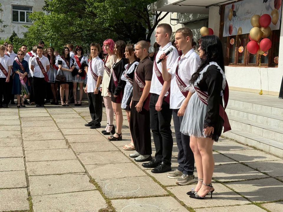 Самый трогательный праздник школьной жизни - последний звонок Самый трогательный праздник школьной жизни - последний звонок