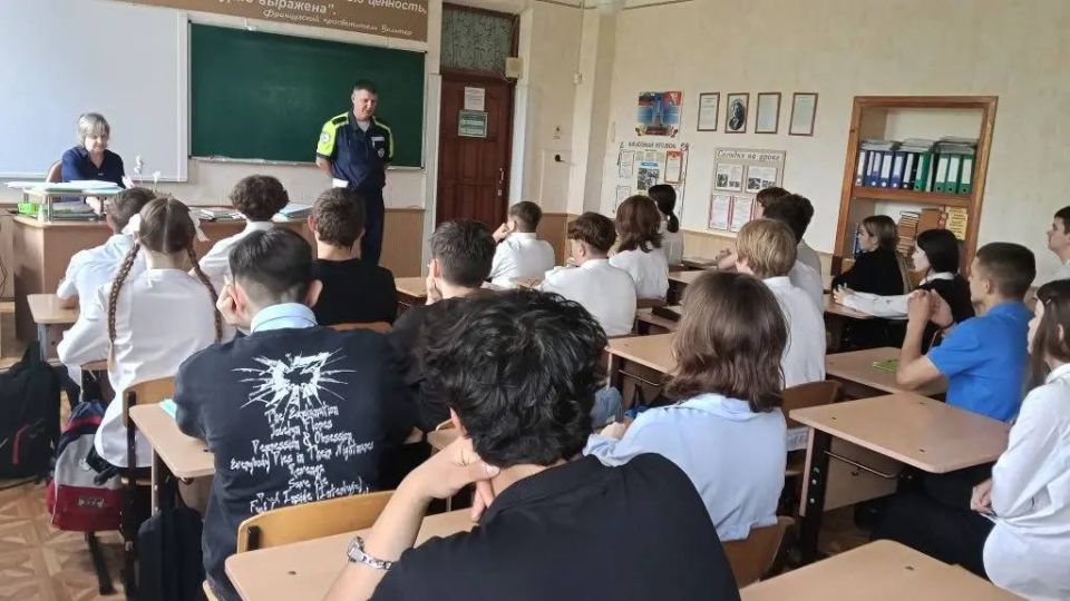 Госавтоинспекторы Севастополя провели уроки безопасности в школах города перед началом летних каникул Госавтоинспекторы Севастополя провели уроки безопасности в школах города перед началом летних каникул