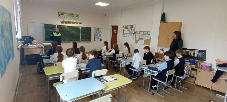 Госавтоинспекторы Севастополя провели уроки безопасности в школах города перед началом летних каникул Госавтоинспекторы Севастополя провели уроки безопасности в школах города перед началом летних каникул