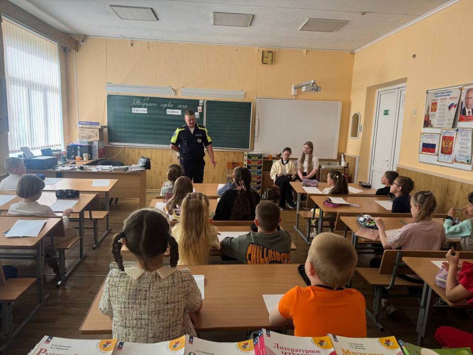 Госавтоинспекторы Севастополя провели уроки безопасности в школах города перед началом летних каникул Госавтоинспекторы Севастополя провели уроки безопасности в школах города перед началом летних каникул