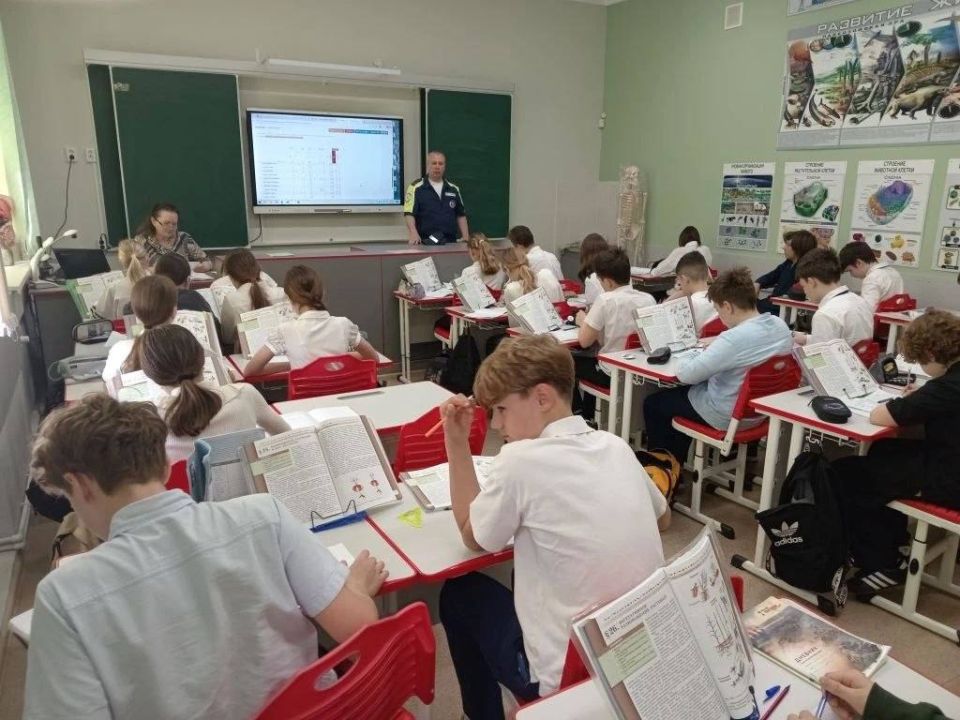 Госавтоинспекторы Севастополя провели уроки безопасности в школах города перед началом летних каникул Госавтоинспекторы Севастополя провели уроки безопасности в школах города перед началом летних каникул