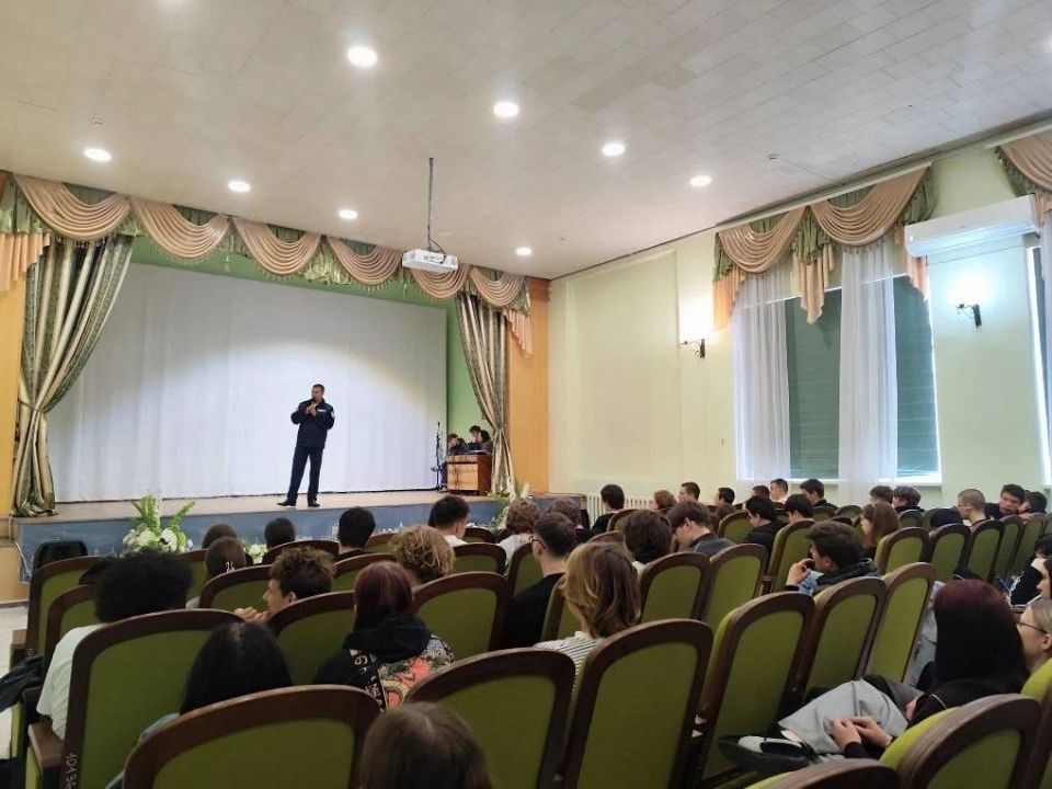 Госавтоинспекторы Севастополя провели уроки безопасности в школах города перед началом летних каникул Госавтоинспекторы Севастополя провели уроки безопасности в школах города перед началом летних каникул