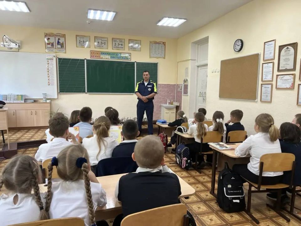 Госавтоинспекторы Севастополя провели уроки безопасности в школах города перед началом летних каникул Госавтоинспекторы Севастополя провели уроки безопасности в школах города перед началом летних каникул