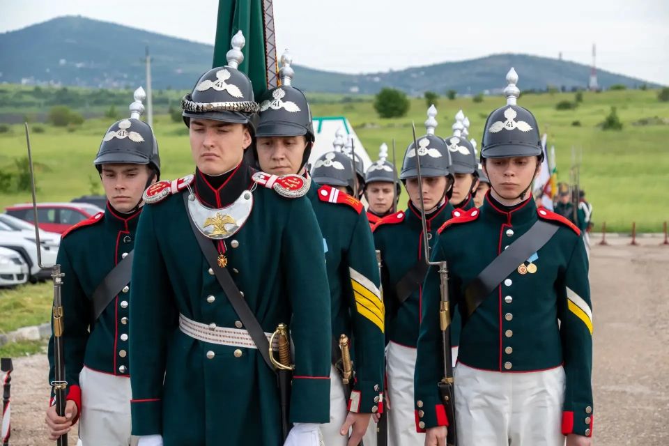 Реконструкция частей Руской армии 1855 года времен Крымской войны у нас в Севастополе в рамках акции "Вечерняя заря" Реконструкция частей Руской армии 1855 года времен Крымской войны у нас в Севастополе в рамках акции "Вечерняя заря"