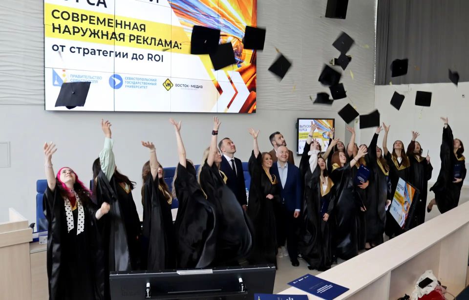 19 студентов СевГУ первыми в России получили дипломы по наружной рекламе 19 студентов СевГУ первыми в России получили дипломы по наружной рекламе