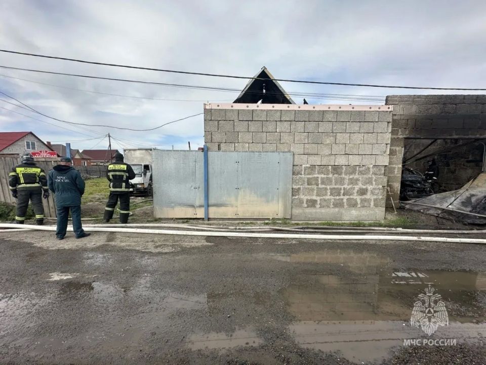 Дом и гараж с автомобилем внутри горели в одном из абаканских дачных обществ