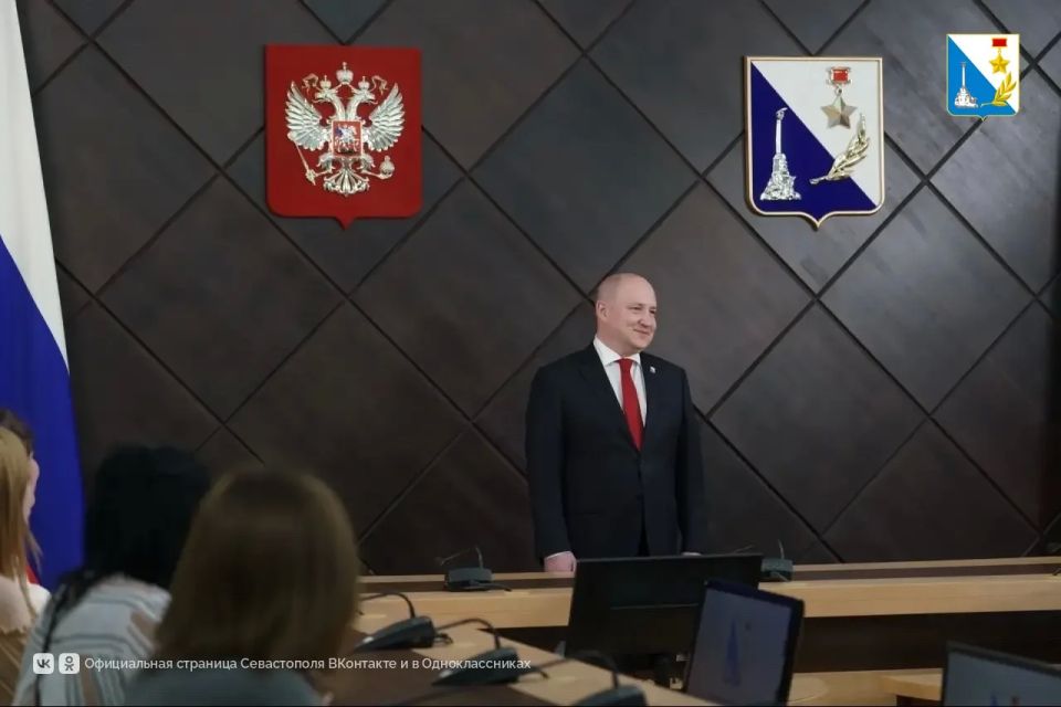 Губернатор Михаил Развожаев вручил семи многодетным семьям жилищные сертификаты Губернатор Михаил Развожаев вручил семи многодетным семьям жилищные сертификаты