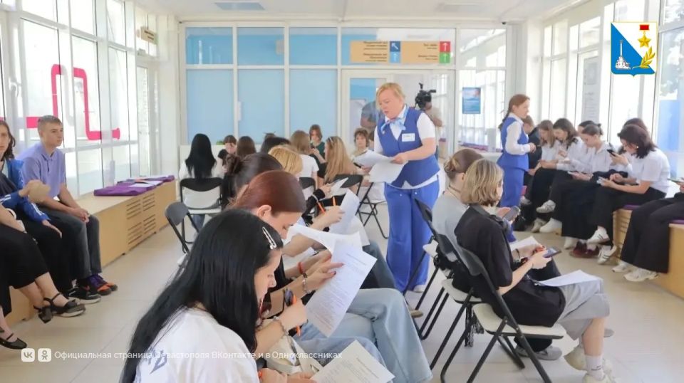 Более 560 студентов и школьников пришли на ярмарку вакансий в СевГУ Более 560 студентов и школьников пришли на ярмарку вакансий в СевГУ
