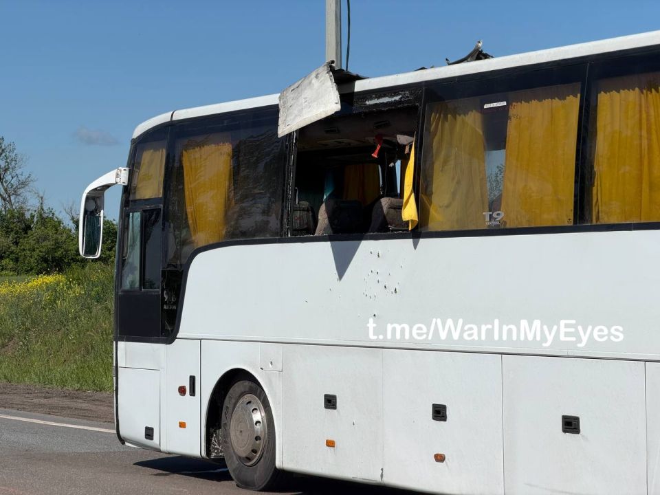 Последствия прилета ударного БПЛА в автобус Макеевка - Севастополь в районе Еленовки вчера ночью Последствия прилета ударного БПЛА в автобус Макеевка - Севастополь в районе Еленовки вчера ночью