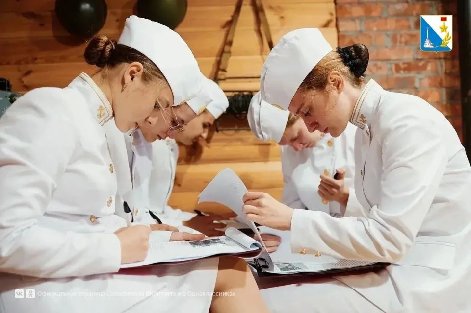 Севастопольская молодёжь соревновалась в знании истории и строевой подготовке на слёте «Пост № 1» Севастопольская молодёжь соревновалась в знании истории и строевой подготовке на слёте «Пост № 1»