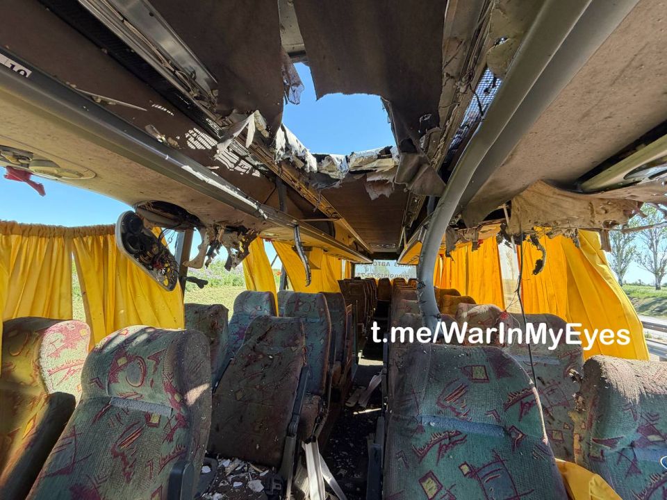 Последствия прилета ударного БПЛА в автобус Макеевка - Севастополь в районе Еленовки вчера ночью Последствия прилета ударного БПЛА в автобус Макеевка - Севастополь в районе Еленовки вчера ночью