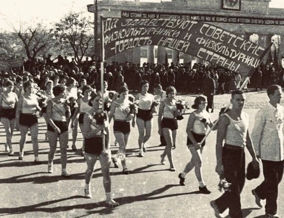 Утро начинай с зарядки!. Фото 1 — Площадь Нахимова в дни спартакиады Утро начинай с зарядки!. Фото 1 — Площадь Нахимова в дни спартакиады