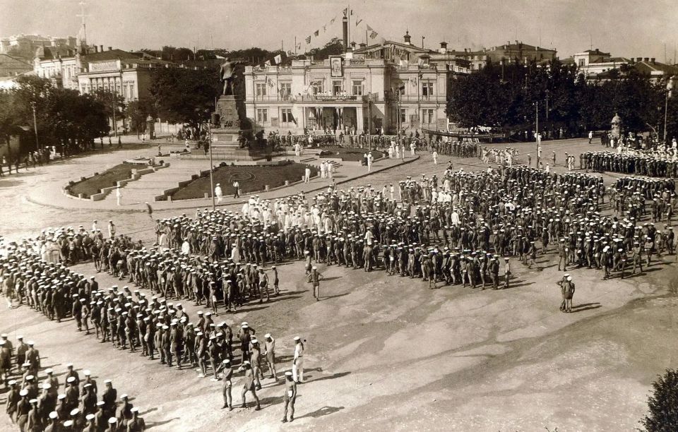 Утро начинай с зарядки!. Фото 1 — Площадь Нахимова в дни спартакиады Утро начинай с зарядки!. Фото 1 — Площадь Нахимова в дни спартакиады