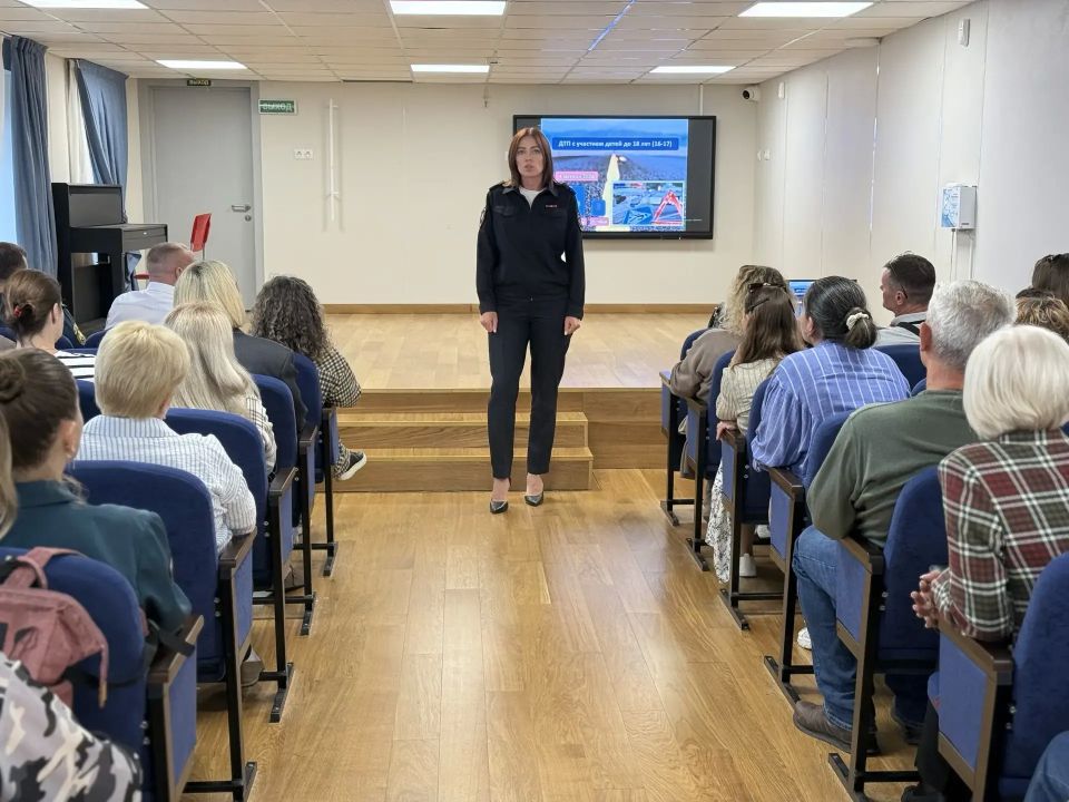 В Севастополе госавтоинспекторы вместе со спасателями напомнили родителям кадетских классов МЧС о важности обеспечения детской безопасности В Севастополе госавтоинспекторы вместе со спасателями напомнили родителям кадетских классов МЧС о важности обеспечения детской безопасности