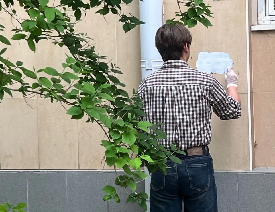 В Севастополе сотрудники полицейского наркоконтроля вместе с волонтерами провели очередную акцию «Закрась опасность» В Севастополе сотрудники полицейского наркоконтроля вместе с волонтерами провели очередную акцию «Закрась опасность»