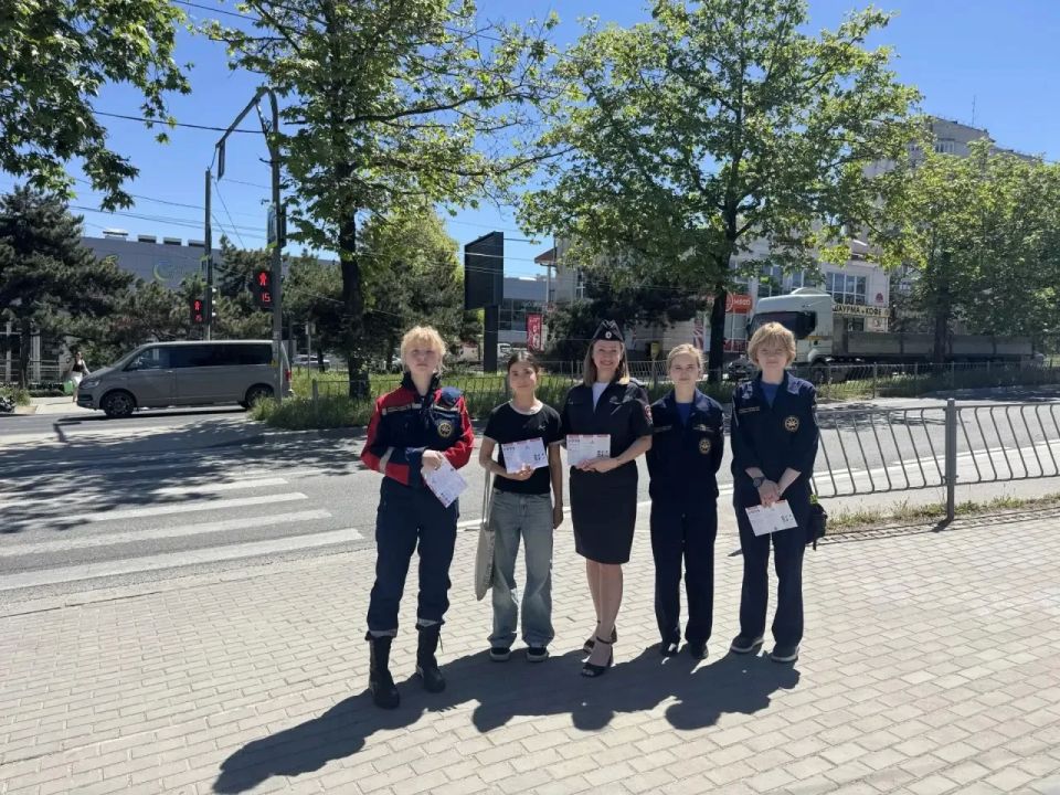 В Севастополе автоинспекторы и представители Всероссийского студенческого корпуса спасателей напомнили взрослым и юным пешеходам о важности соблюдения ПДД В Севастополе автоинспекторы и представители Всероссийского студенческого корпуса спасателей напомнили взрослым и юным пешеходам о важности соблюдения ПДД