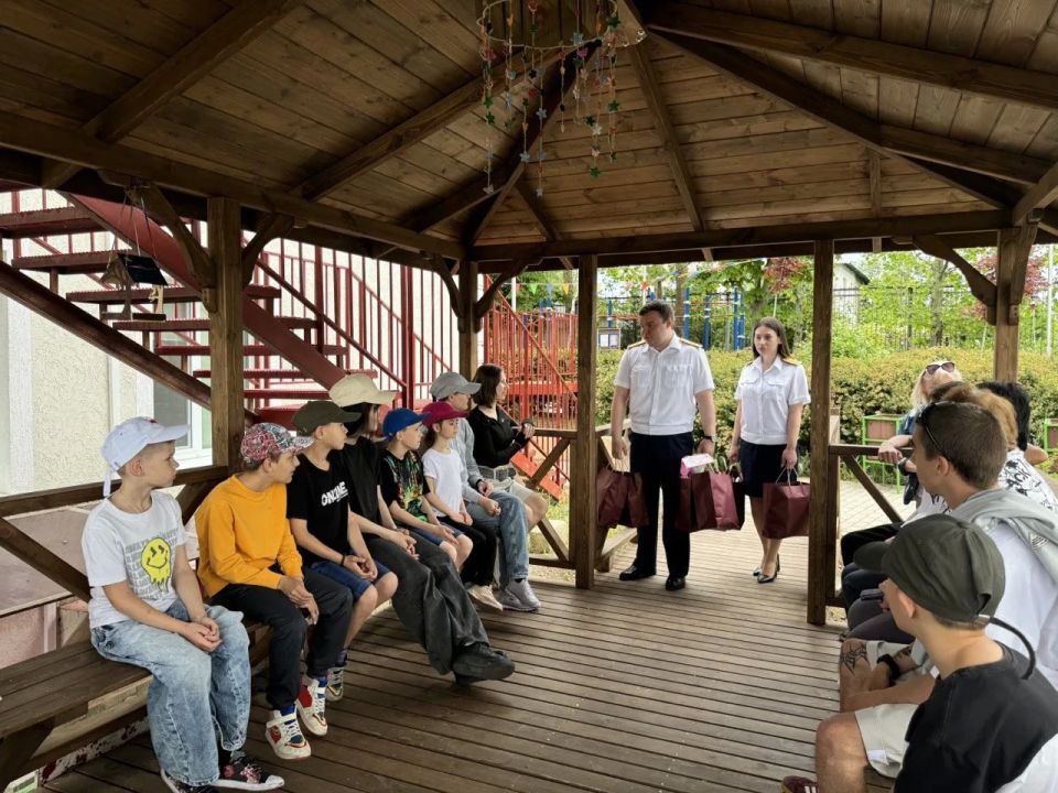 Офицеры Крыма и Севастополя поздравили подшефных ребят из социальных учреждений с Международным Днем защиты детей Офицеры Крыма и Севастополя поздравили подшефных ребят из социальных учреждений с Международным Днем защиты детей