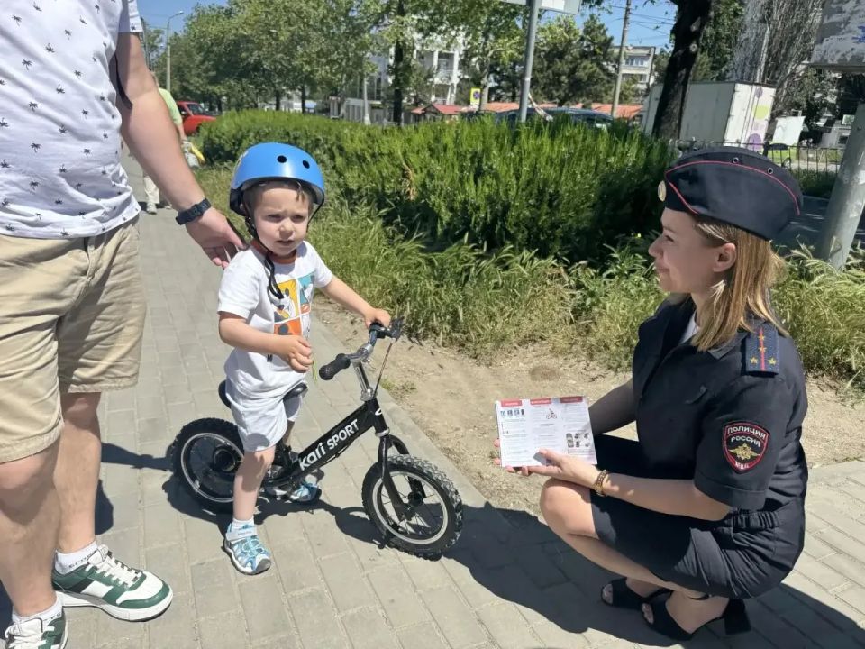 В Севастополе автоинспекторы и представители Всероссийского студенческого корпуса спасателей напомнили взрослым и юным пешеходам о важности соблюдения ПДД В Севастополе автоинспекторы и представители Всероссийского студенческого корпуса спасателей напомнили взрослым и юным пешеходам о важности соблюдения ПДД