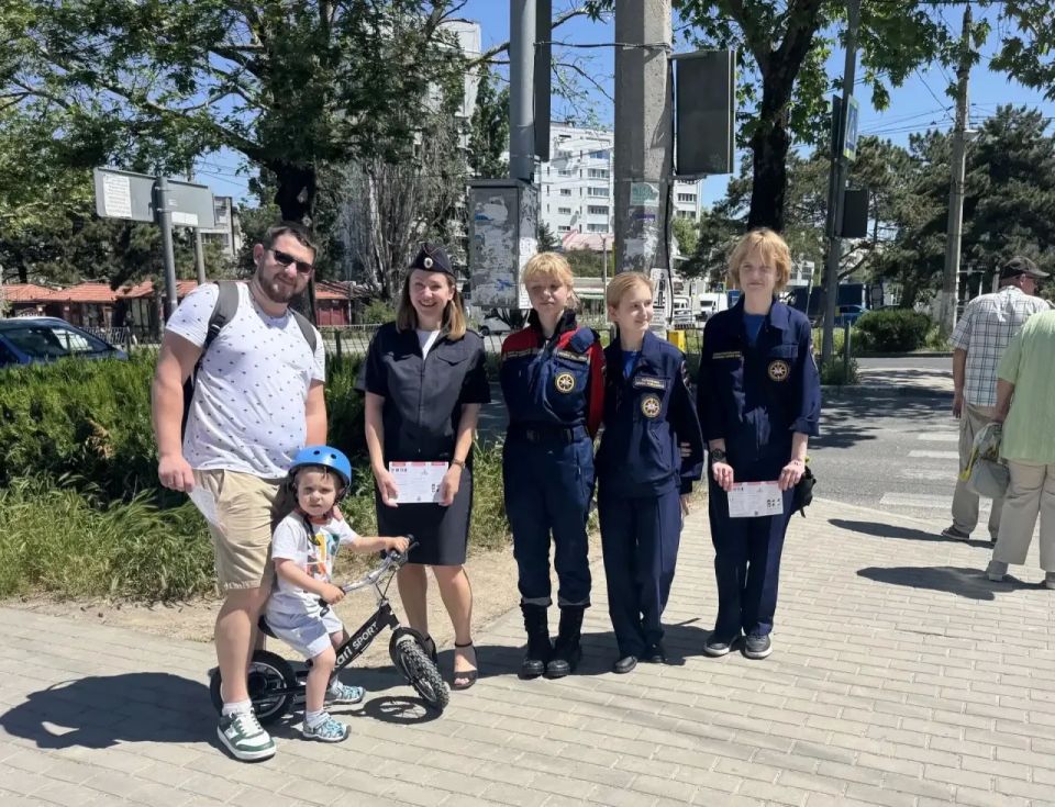 В Севастополе автоинспекторы и представители Всероссийского студенческого корпуса спасателей напомнили взрослым и юным пешеходам о важности соблюдения ПДД В Севастополе автоинспекторы и представители Всероссийского студенческого корпуса спасателей напомнили взрослым и юным пешеходам о важности соблюдения ПДД