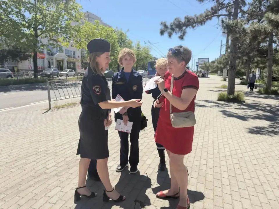 В Севастополе автоинспекторы и представители Всероссийского студенческого корпуса спасателей напомнили взрослым и юным пешеходам о важности соблюдения ПДД В Севастополе автоинспекторы и представители Всероссийского студенческого корпуса спасателей напомнили взрослым и юным пешеходам о важности соблюдения ПДД