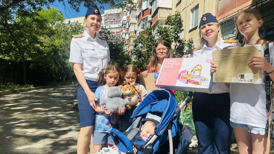 Крымские следователи поздравили семьи участников специальной военной операции с Международным Днем защиты детей