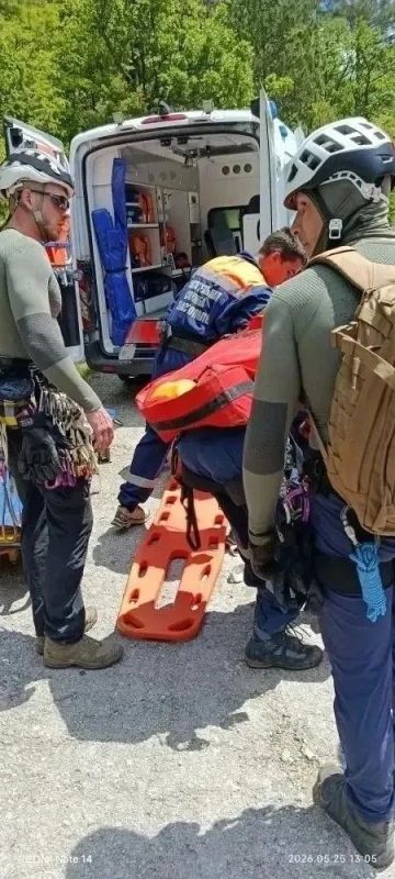 Спасатели эвакуировали альпиниста на горе МердвенКая Спасатели эвакуировали альпиниста на горе МердвенКая