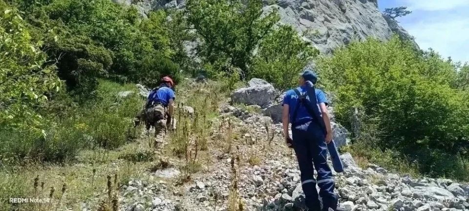 Спасатели эвакуировали альпиниста на горе МердвенКая Спасатели эвакуировали альпиниста на горе МердвенКая