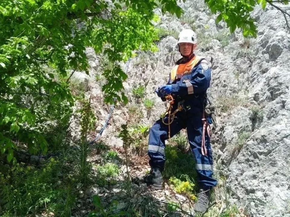 Спасатели эвакуировали альпиниста на горе МердвенКая Спасатели эвакуировали альпиниста на горе МердвенКая