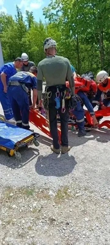 Спасатели эвакуировали альпиниста на горе МердвенКая Спасатели эвакуировали альпиниста на горе МердвенКая