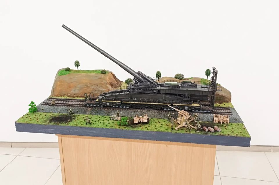 На 35-й батарее появилась одна из самых необычных моделей военной техники – копия немецкой суперпушки На 35-й батарее появилась одна из самых необычных моделей военной техники – копия немецкой суперпушки