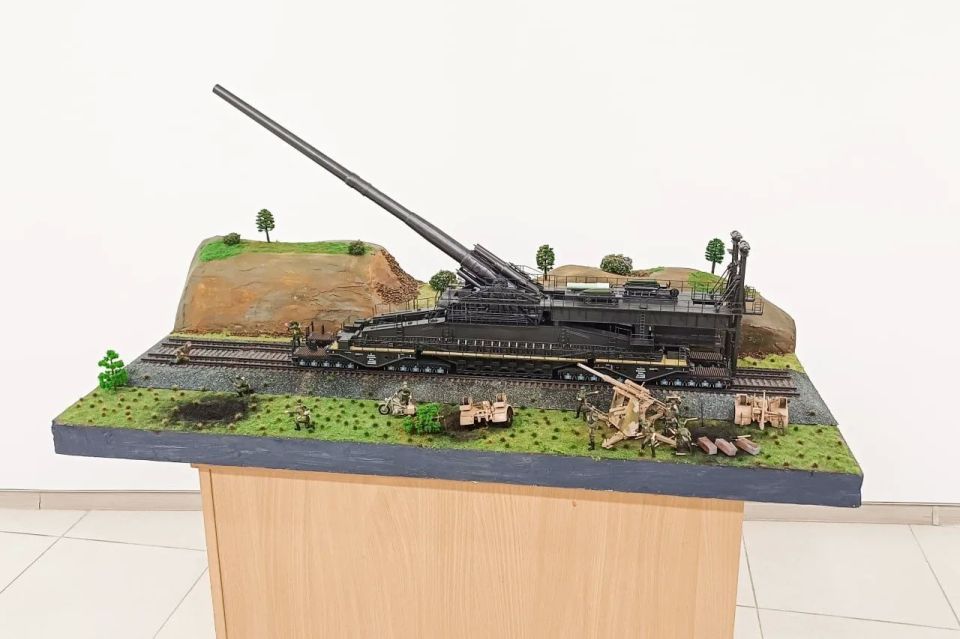 На 35-й батарее появилась одна из самых необычных моделей военной техники - копия немецкой суперпушки На 35-й батарее появилась одна из самых необычных моделей военной техники - копия немецкой суперпушки