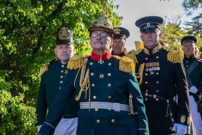 В Балаклаве прошла военноисторическая церемония «Вечерняя зоря» В Балаклаве прошла военноисторическая церемония «Вечерняя зоря»