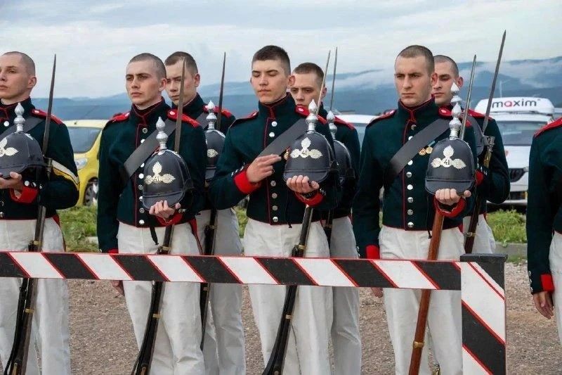 В Балаклаве прошла военноисторическая церемония «Вечерняя зоря» В Балаклаве прошла военноисторическая церемония «Вечерняя зоря»