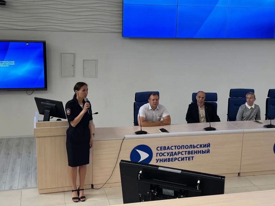 Севастопольские полицейские провели профилактическую лекцию для иностранных студентов СевГУ Севастопольские полицейские провели профилактическую лекцию для иностранных студентов СевГУ