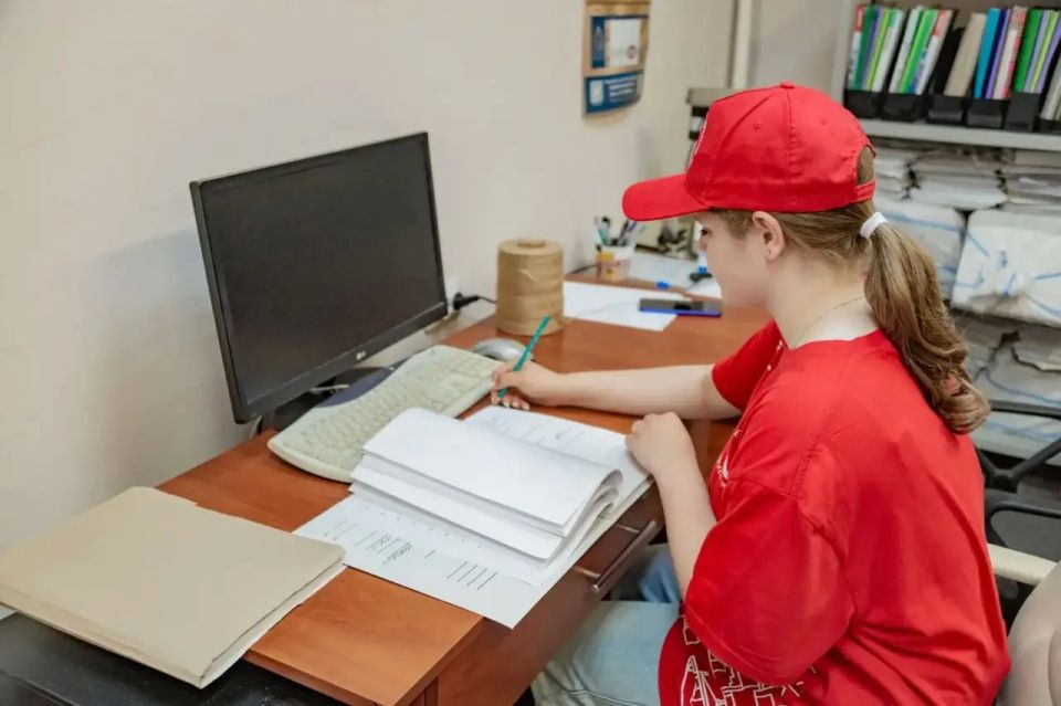 В рамках программы Губернаторских школьных трудовых отрядов 20 учеников Севастополя трудятся на предприятии ГУП «Севэлектроавтотранс им. А.С. Круподерова» В рамках программы Губернаторских школьных трудовых отрядов 20 учеников Севастополя трудятся на предприятии ГУП «Севэлектроавтотранс им. А.С. Круподерова»