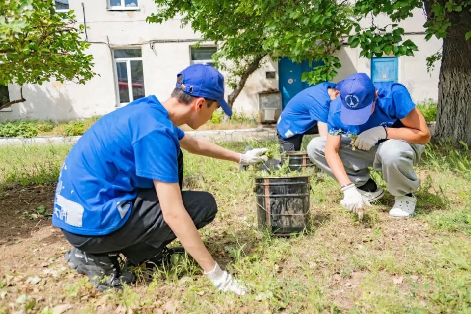 В рамках программы Губернаторских школьных трудовых отрядов 20 учеников Севастополя трудятся на предприятии ГУП «Севэлектроавтотранс им. А.С. Круподерова» В рамках программы Губернаторских школьных трудовых отрядов 20 учеников Севастополя трудятся на предприятии ГУП «Севэлектроавтотранс им. А.С. Круподерова»