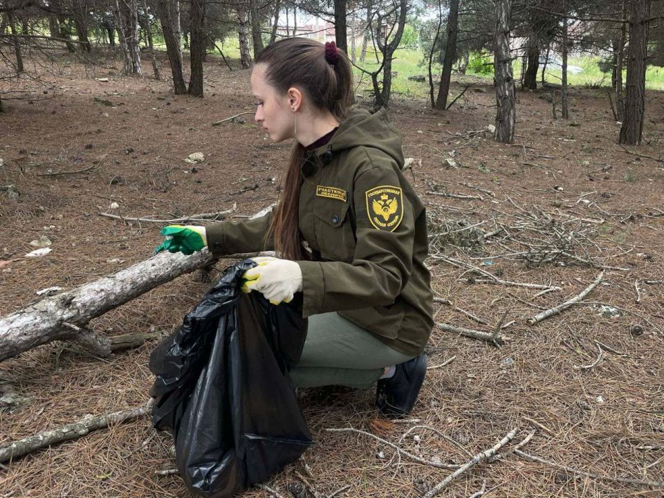 Сотрудники Севастопольского лесничества убрали 1,5 гектара леса в районе улицы Лесхозной и вывезли два кубометра мусора Сотрудники Севастопольского лесничества убрали 1,5 гектара леса в районе улицы Лесхозной и вывезли два кубометра мусора